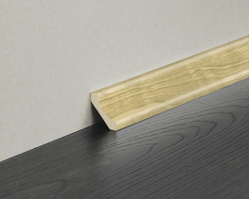 Plinthe en bois sur mur et sol