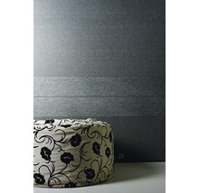 Vue d''une pièce avec papier peint à motifs et coussin d''assise