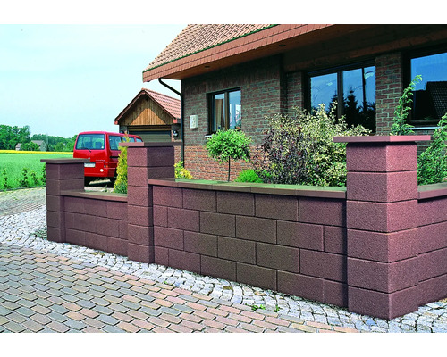 Steinmauer als Grundstückseinfassung mit Säulen und Abdeckung