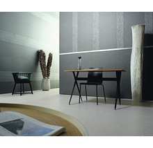 Pièce lumineuse avec papier peint à motifs, table à manger et chaises