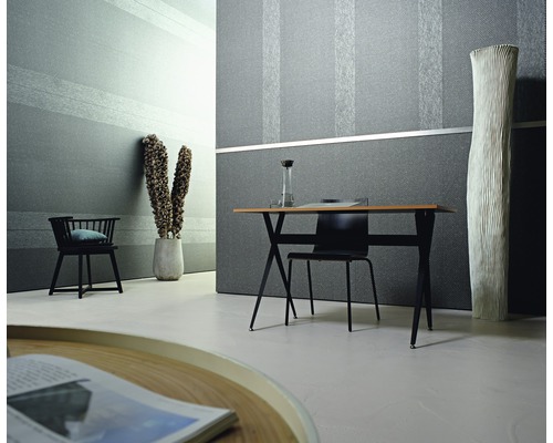 Pièce lumineuse avec papier peint à motifs, table à manger et chaises