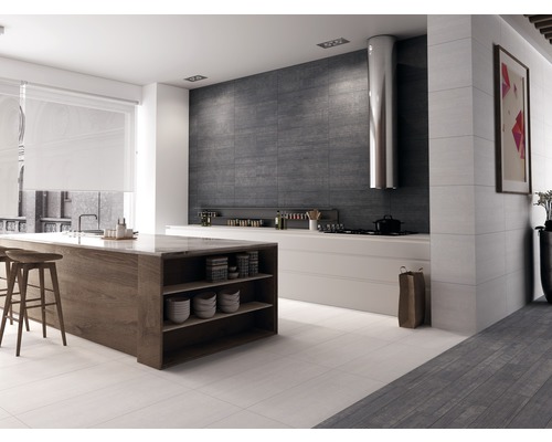 Cuisine moderne et lumineuse avec îlot de cuisson, mur d''accentuation gris et carrelage blanc.