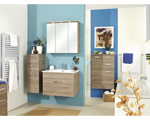 Intérieur de salle de bains avec lavabo, armoire de toilette et armoires hautes en décor bois clair