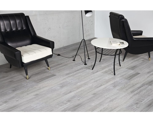 Scène d''intérieur avec sol en vinyle, fauteuils et table d''appoint