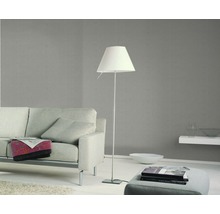 Wohnzimmer mit Sofa, Stehlampe und gemusterter Tapete