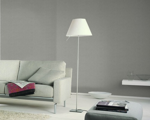 Wohnzimmer mit Sofa, Stehlampe und gemusterter Tapete