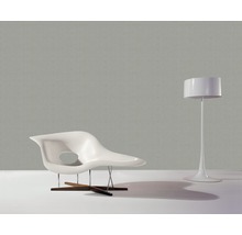 Szene mit modernem Sessel und Stehlampe