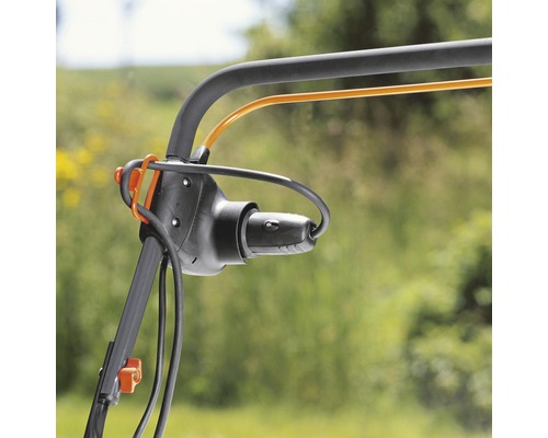 Vue détaillée d''une tondeuse à gazon avec poignée, câble et prise