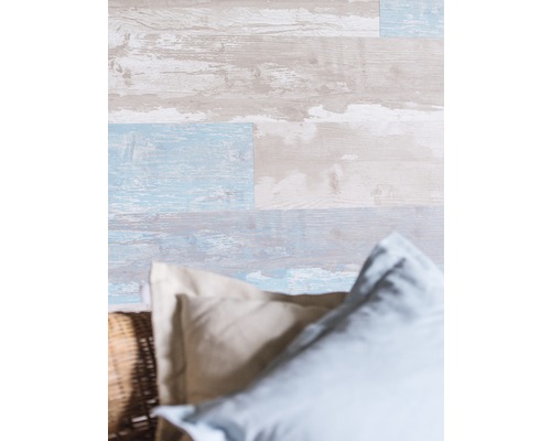 Wandpaneele mit Holzoptik und Kissen