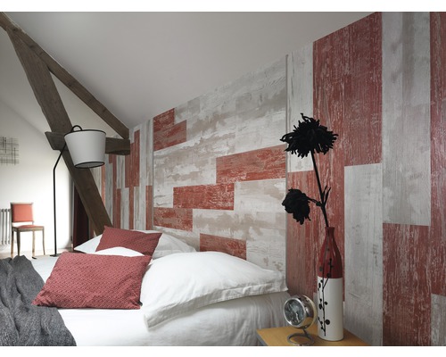 Schlafzimmer mit Bett, Nachttisch und Wandpaneelen in Holzoptik