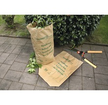 Deux sacs de jardin en papier, l''un rempli de déchets de jardin