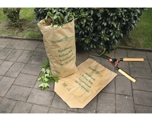 Deux sacs de jardin en papier, l''un rempli de déchets de jardin