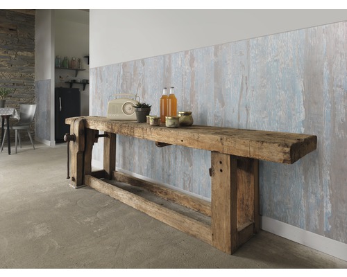 Intérieur avec établi en bois et panneaux muraux