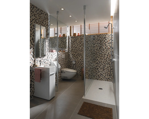 Helles Badezimmer mit Mosaikfliesen, Duschkabine, Toilette und Waschtisch