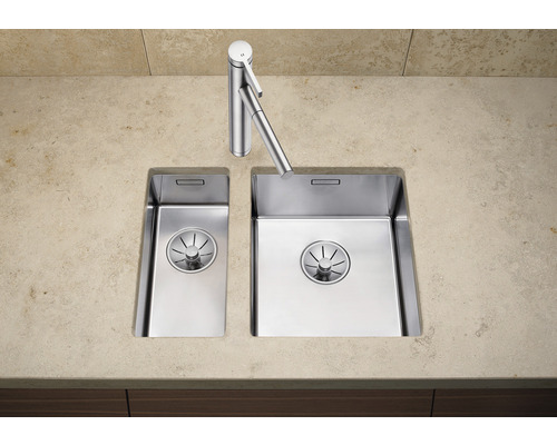Évier en acier inoxydable à deux bacs avec robinet sur un plan de travail