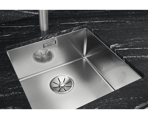 Évier en acier inoxydable avec système d''évacuation et plan de travail noir