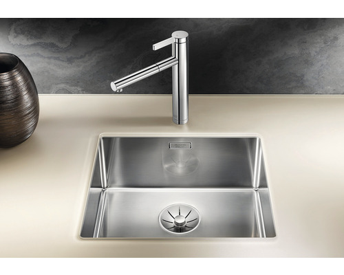 Évier en acier inoxydable avec robinet sur un plan de travail de cuisine