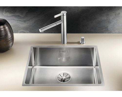 Évier en acier inoxydable avec robinetterie et commande d''évacuation à distance