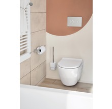 Modernes Badezimmer mit wandhängendem WC, Toilettenbürste und Heizkörper