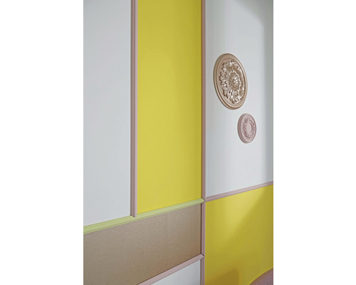 Aménagement mural avec panneaux et éléments décoratifs en stuc.