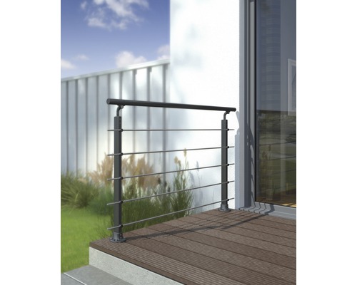 Aussenansicht einer Terrasse mit Metallgeländer