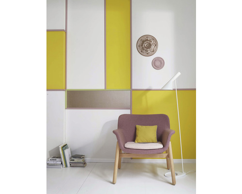 Salon avec panneaux muraux, fauteuil, lampadaire et pile de livres