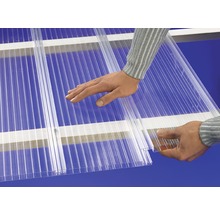 Montage d''une plaque alvéolaire en plastique transparent