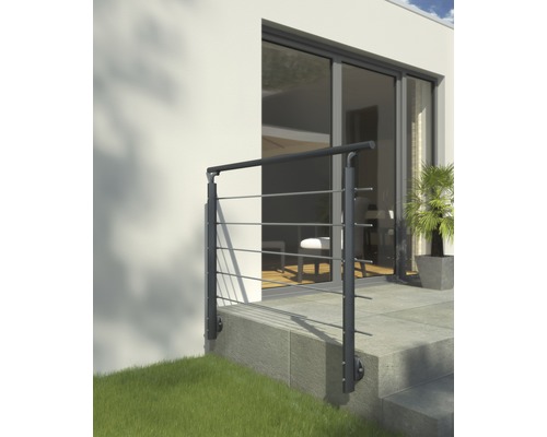 Geländer aus Metall vor einer Terrassentür.