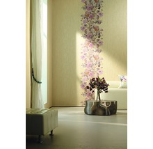 Exemple de salon avec papier peint à motifs, tabouret, table et fleurs