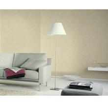 Salon avec canapé, lampadaire et papier peint à motifs