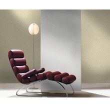 Scène avec une chaise longue en cuir rouge et un lampadaire