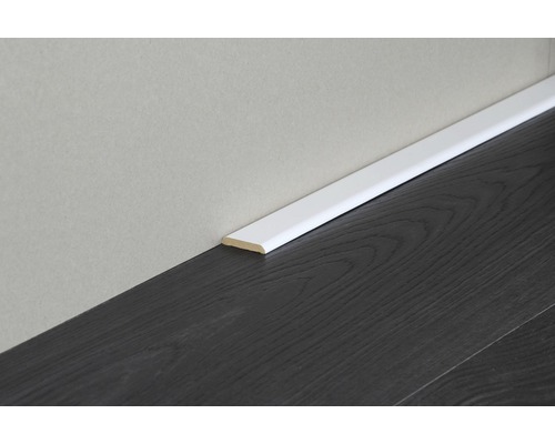 Plinthe en bois sur sol stratifié foncé