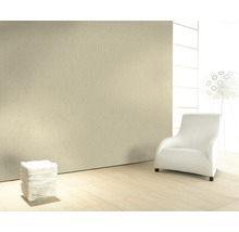 Pièce lumineuse avec revêtement mural, fauteuil et lampe décorative