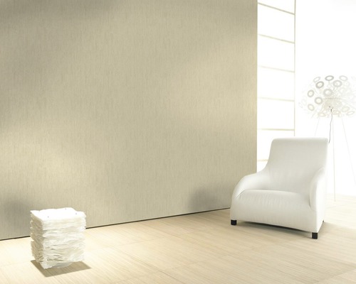 Pièce lumineuse avec revêtement mural, fauteuil et lampe décorative