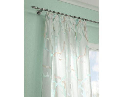 Rideau à motifs sur une tringle à rideaux