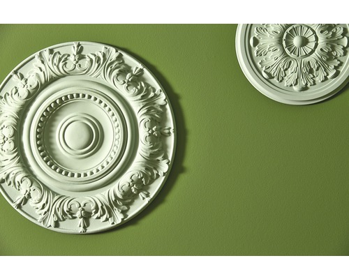 Zwei Stuckrosetten an einer Wand