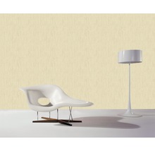 Scène avec chaise, lampadaire et papier peint