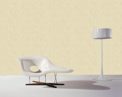 Scène avec chaise, lampadaire et papier peint