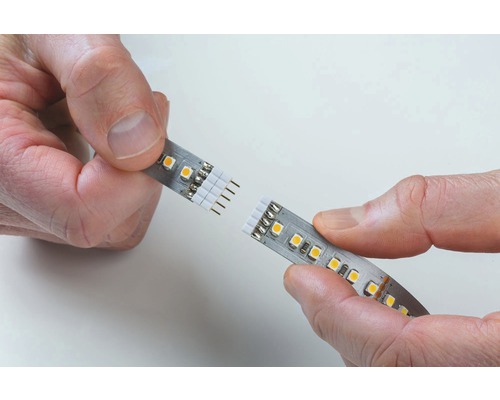LED Streifenverbindung wird von Händen gehalten