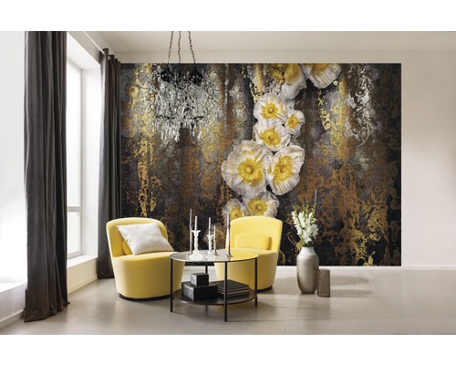 Salon avec fauteuils jaunes, table basse, lustre et papier peint photo avec motif floral.