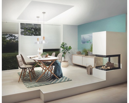 Heller Wohnraum mit Esstisch, Stühlen, Sideboard und Kamin für eine freundliche Atmosphäre.