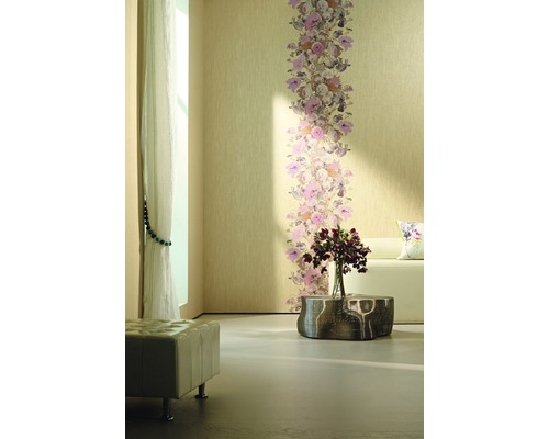 Salon avec papier peint à motifs, tabouret et canapé