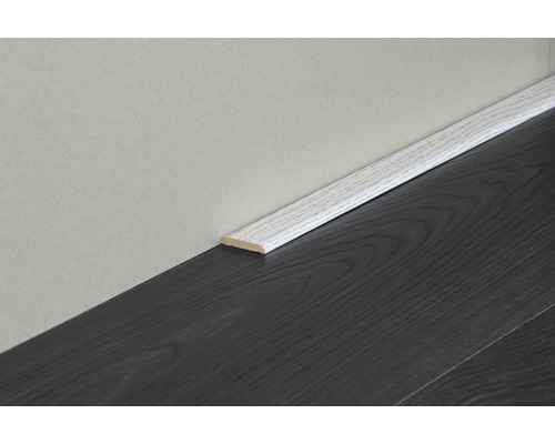 Plinthe en bois, montée sur un mur