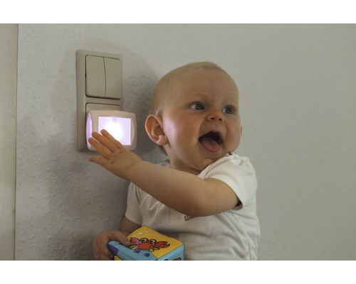 Baby mit Nachtlicht im Kinderzimmer