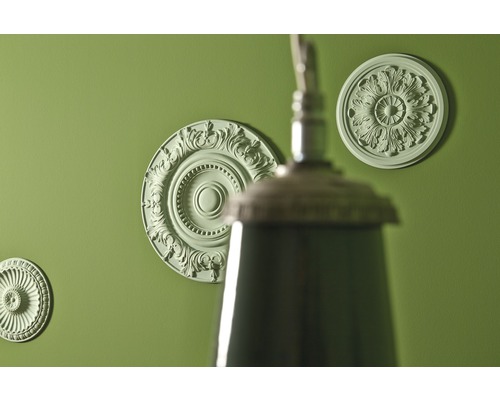 Dekorative Stuckrosetten an einer Wand