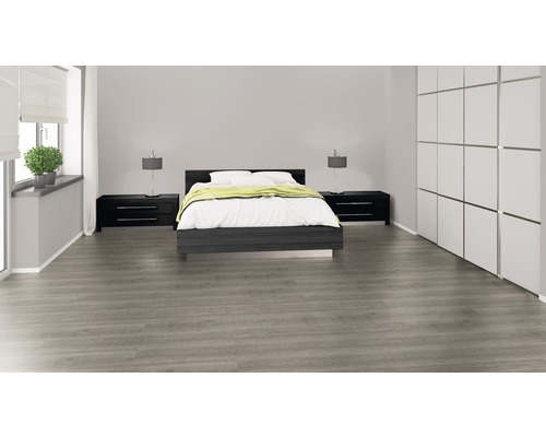 Chambre à coucher claire avec lit, tables de chevet, lampes et grande armoire