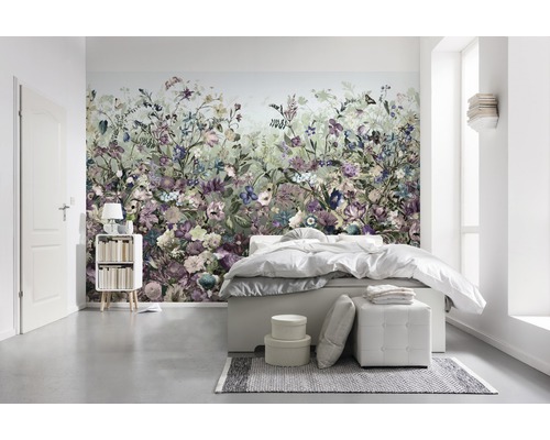 Chambre avec papier peint photo à motif floral, lit et table de chevet