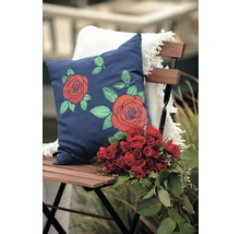 Dekoratives Kissen mit Rosenmuster auf einem Stuhl mit Blumenstrauß