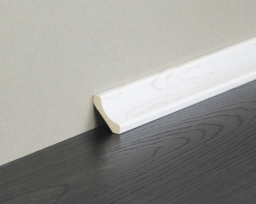 Plinthe blanche en bois sur un sol en bois foncé