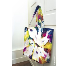 Tasche mit Batikmuster hängt an einer Tür